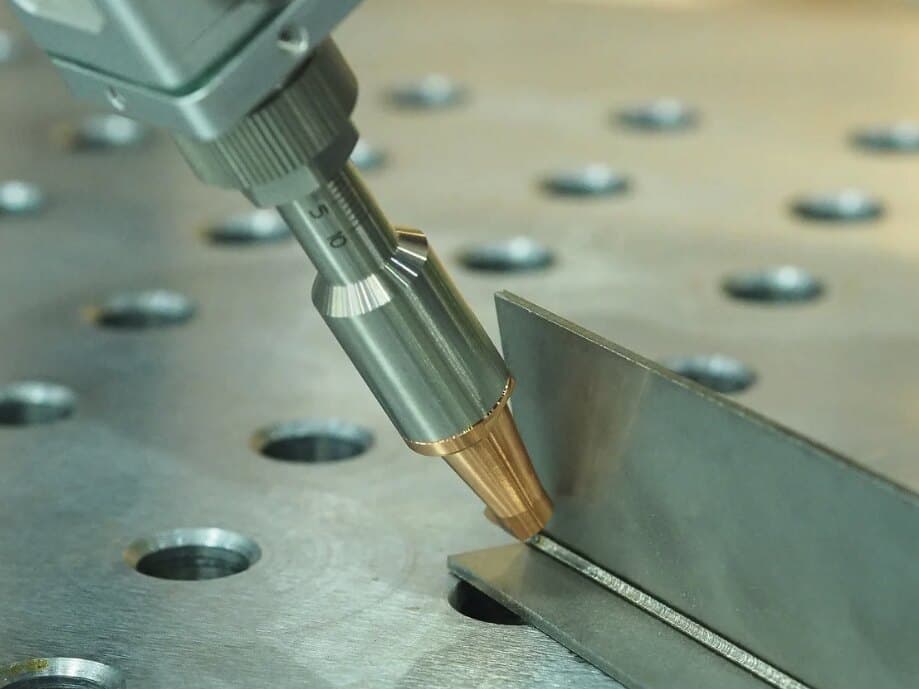 Laskop boven een lastafel — detail uit de werkplaats van StretchMetal