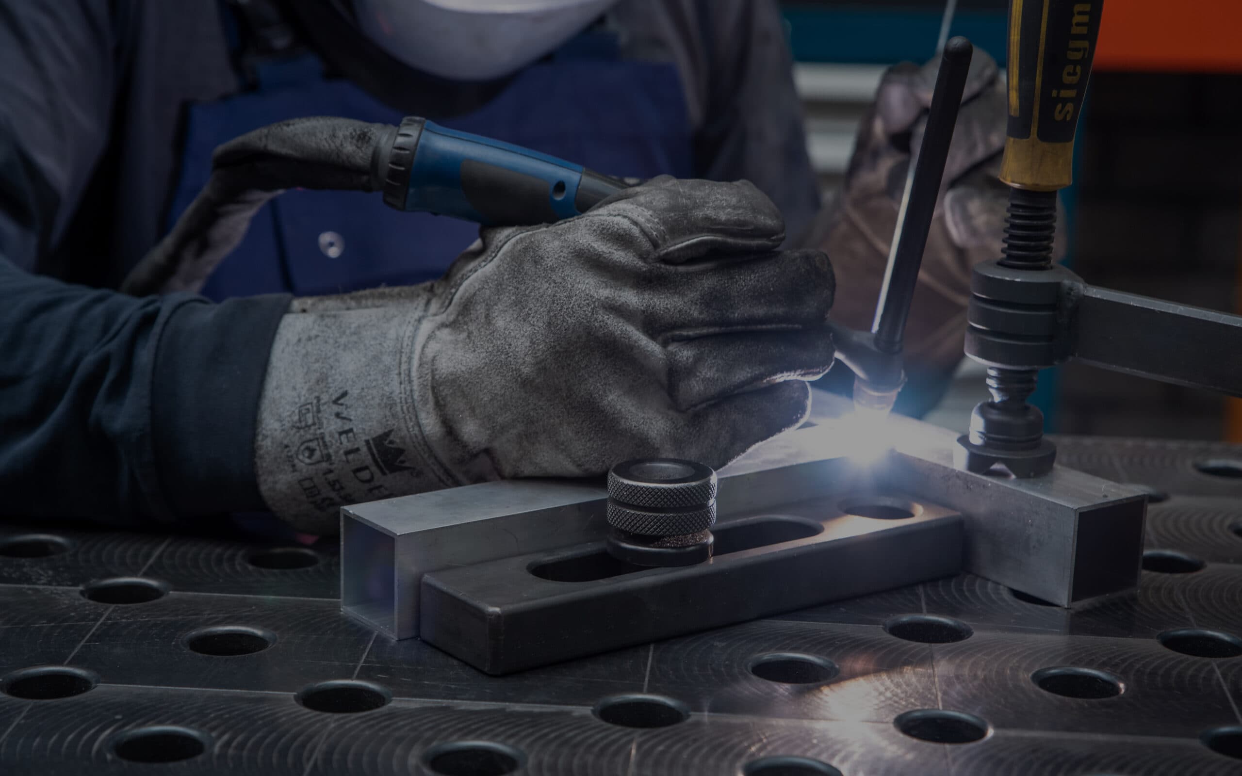 TIG-lassen van aluminium op een montagetafel in de werkplaats van StretchMetal